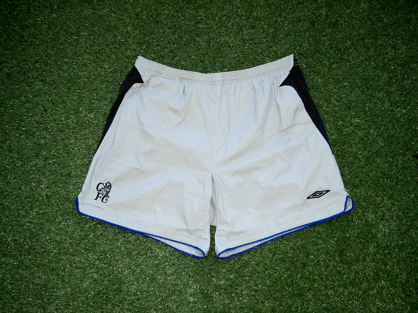 2004-2005 Chelsea away shorts - XLarge