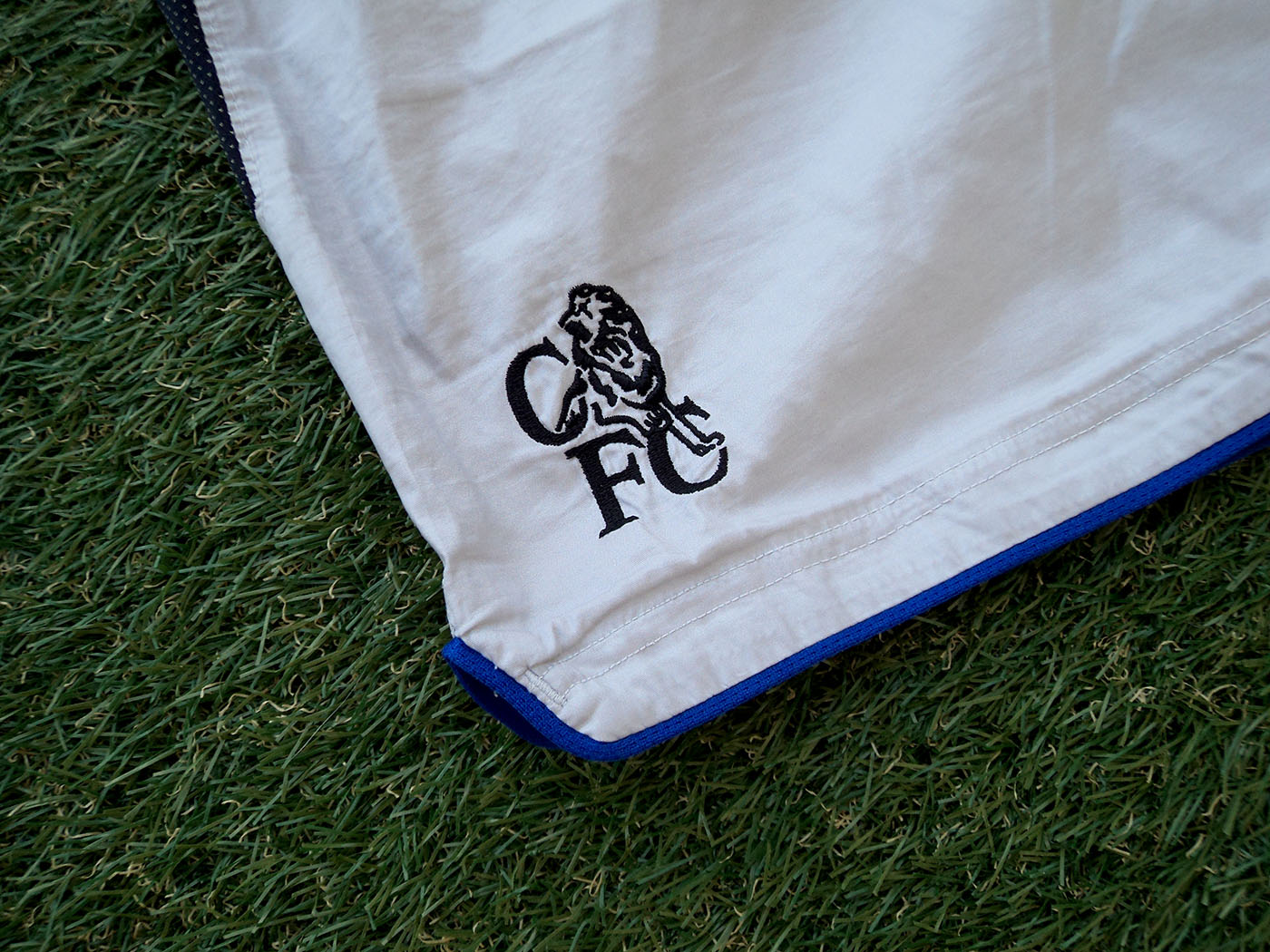 2004-2005 Chelsea away shorts - XLarge