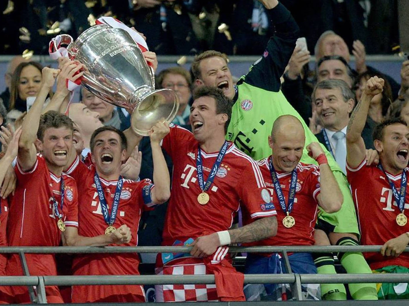2013 Bayern Munich Official "Champions League Winners" polo shirt - XLarge