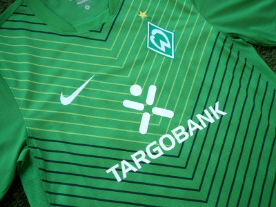2011-2012 Werder Bremen home shirt - Small