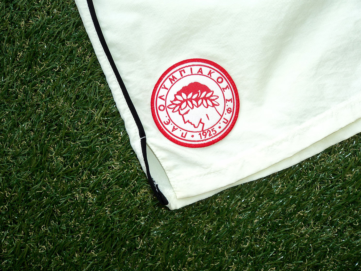 2000-2001 Olympiakos home shorts - Multiple sizes