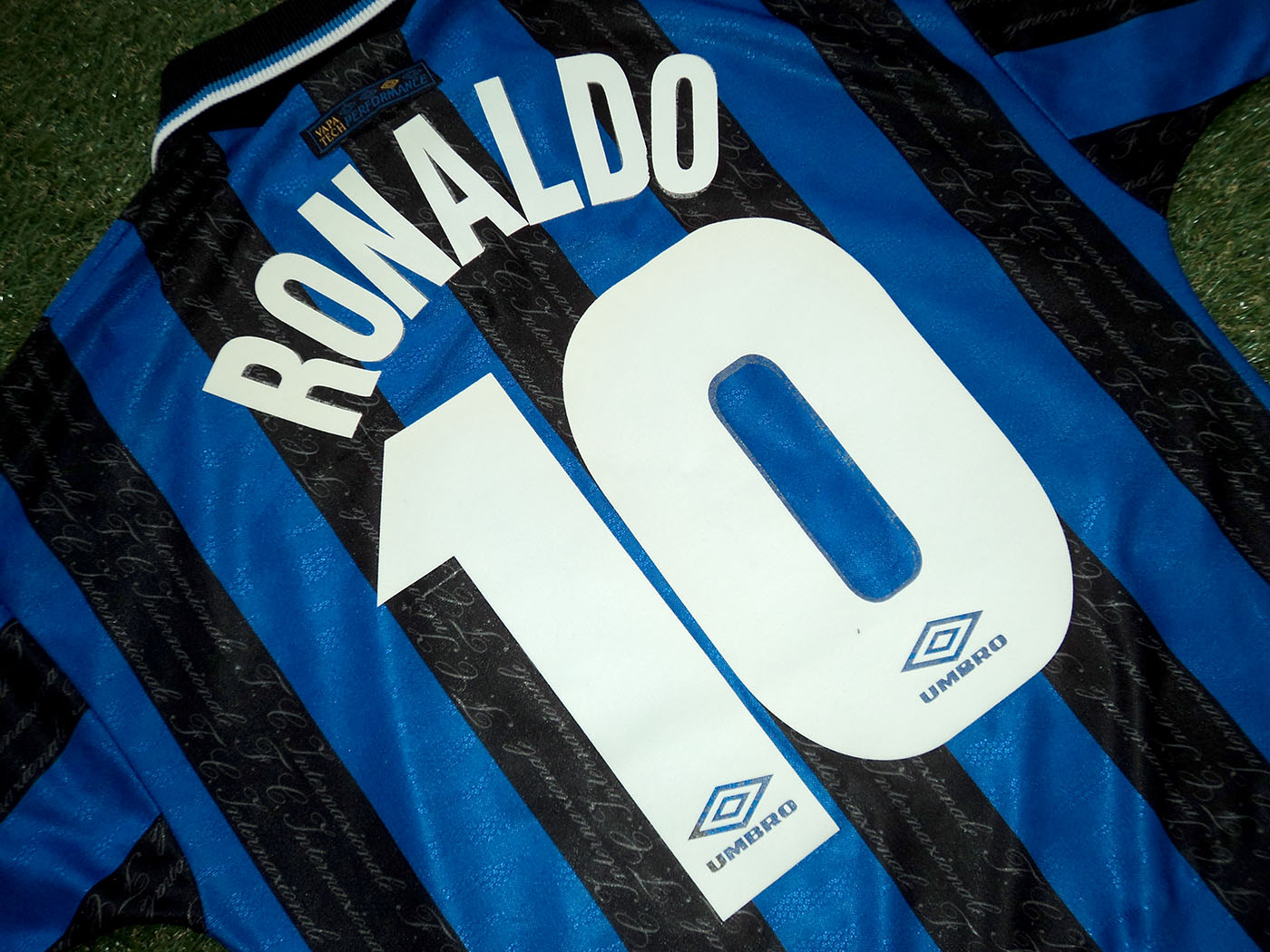 1997-1998 Inter Milan home shirt Nr10 Ronaldo - Medium
