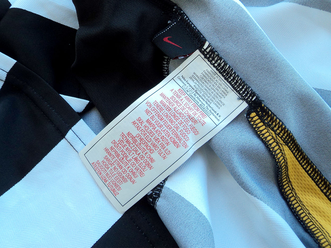 2005-2006 Juventus home shirt - Medium