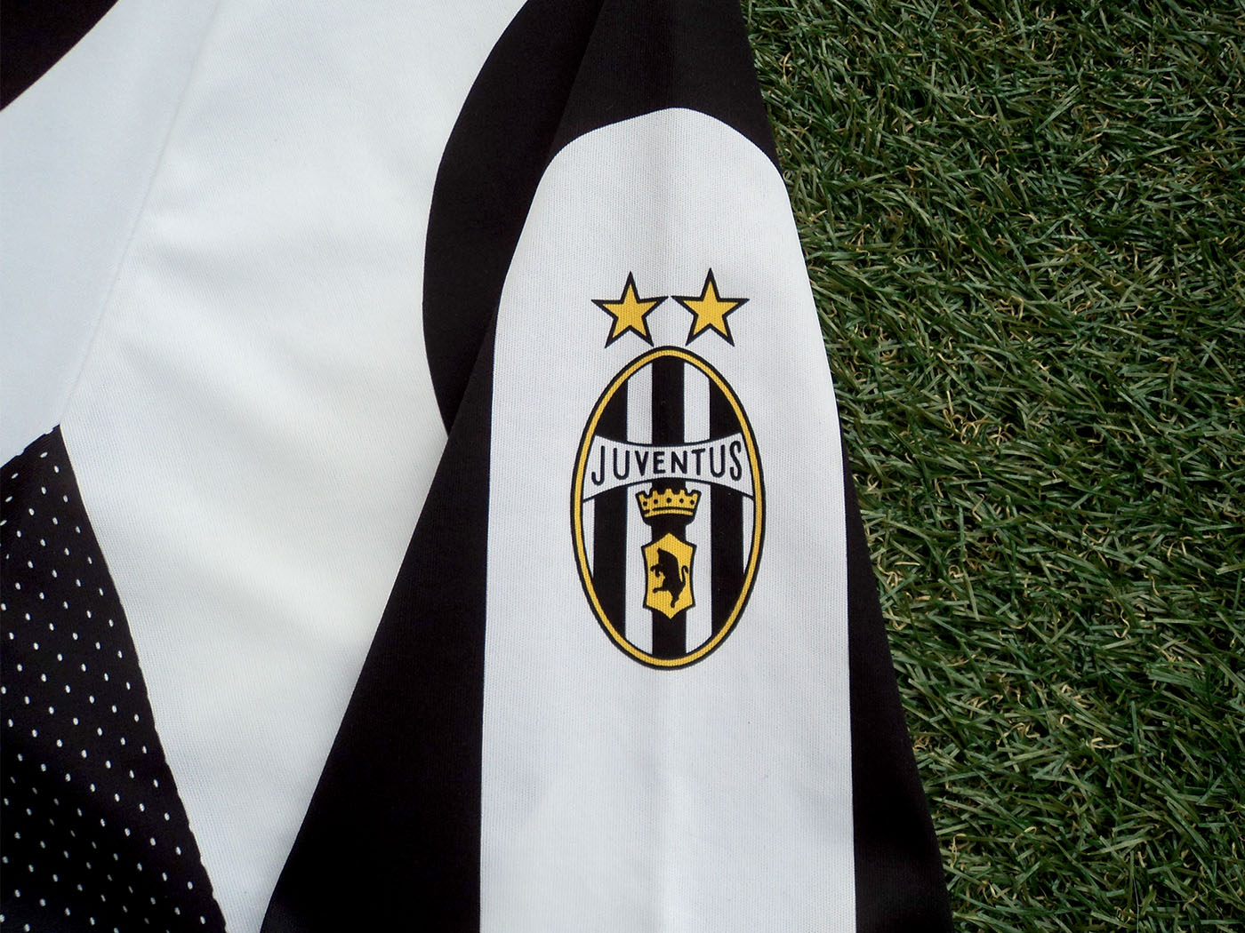 1997-1998 Juventus Centenary Basic edition home shirt - Medium