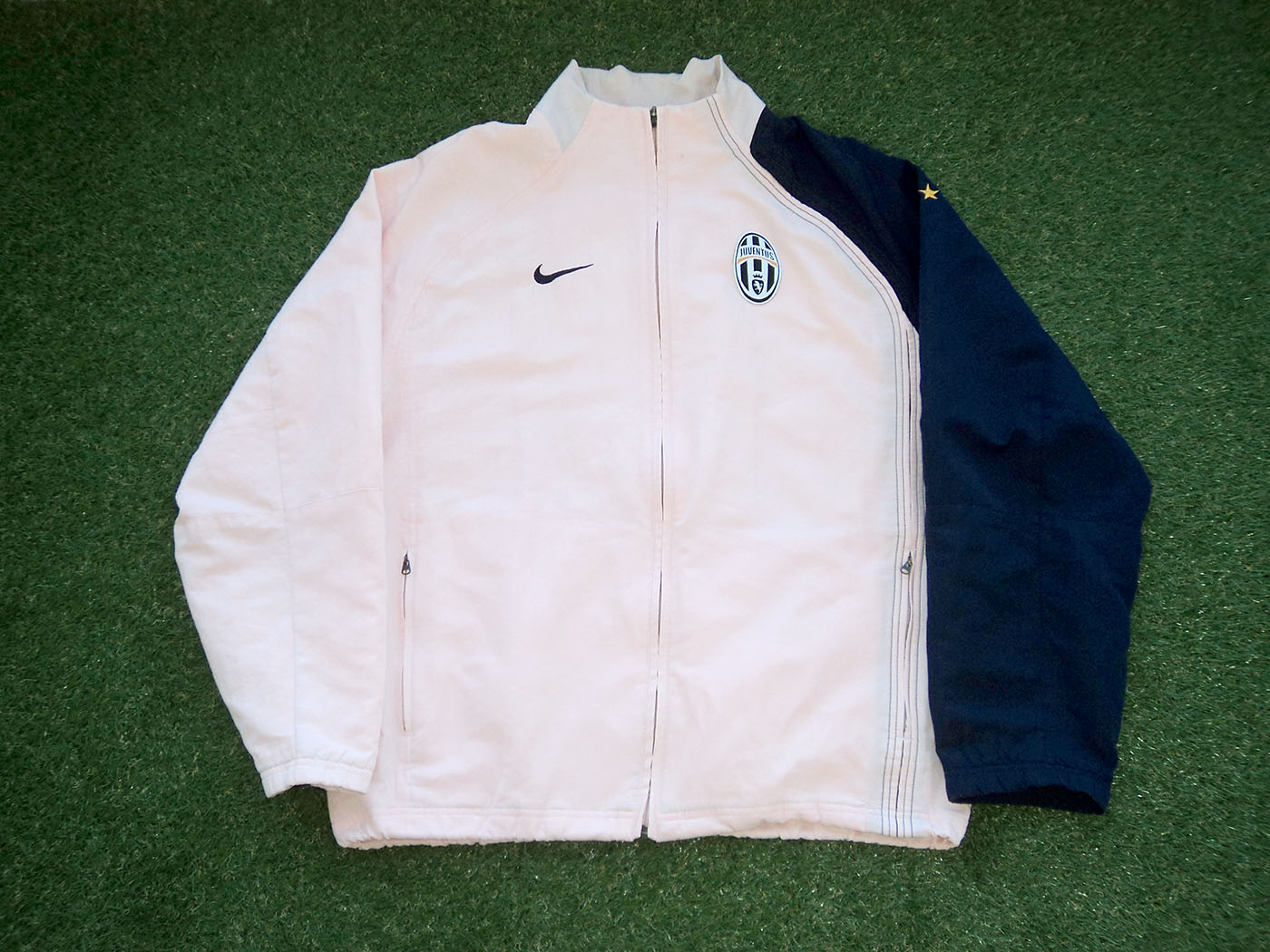 2004-2005 Juventus training jacket - Large