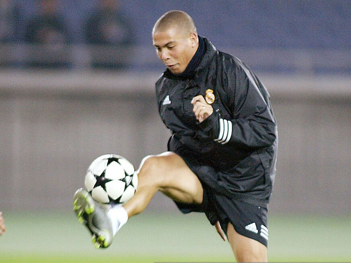 2001-2002 Real Madrid Centenary training jacket - Large (42"-44")