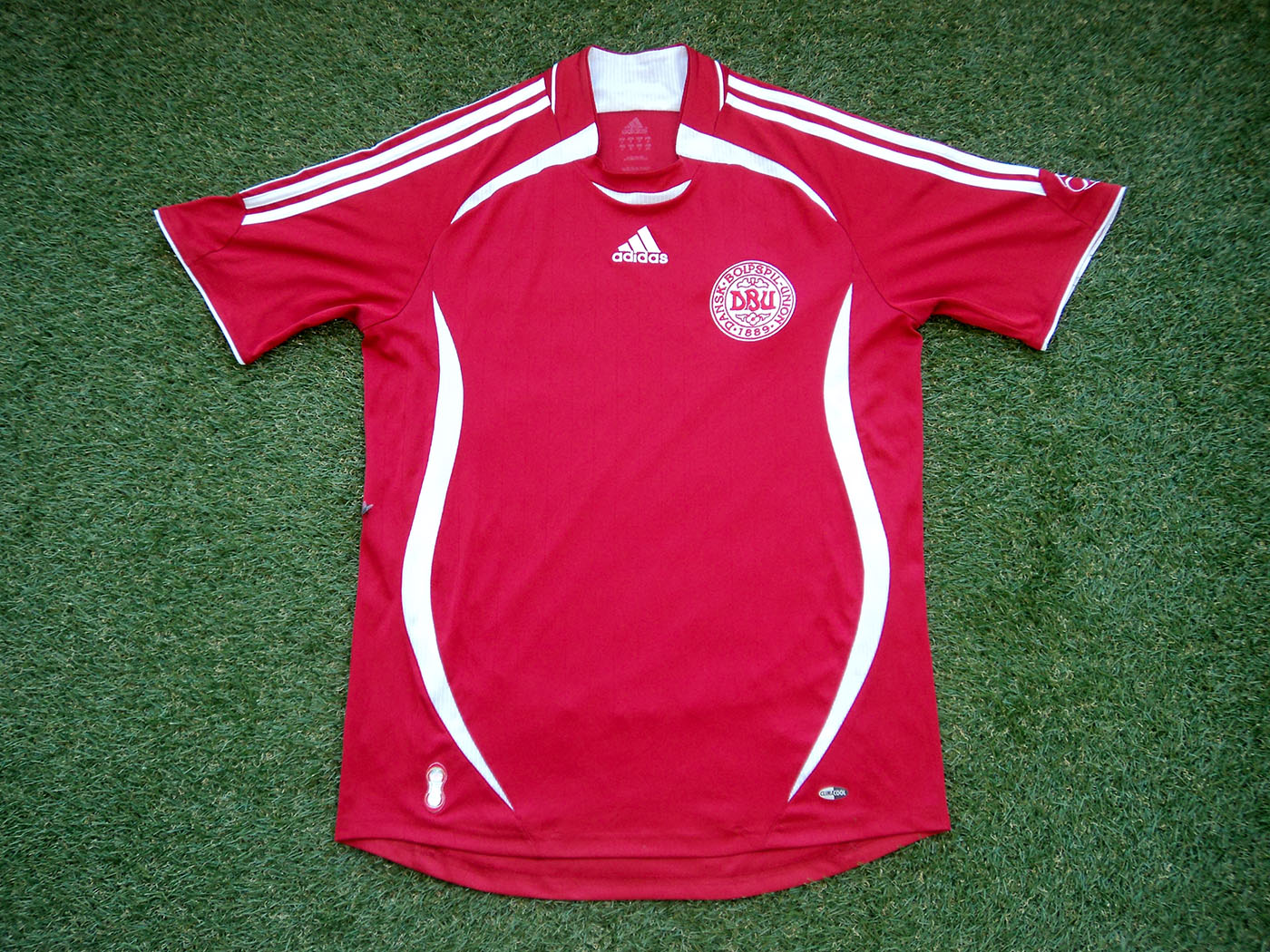 2006-2008 Denmark home shirt - Medium