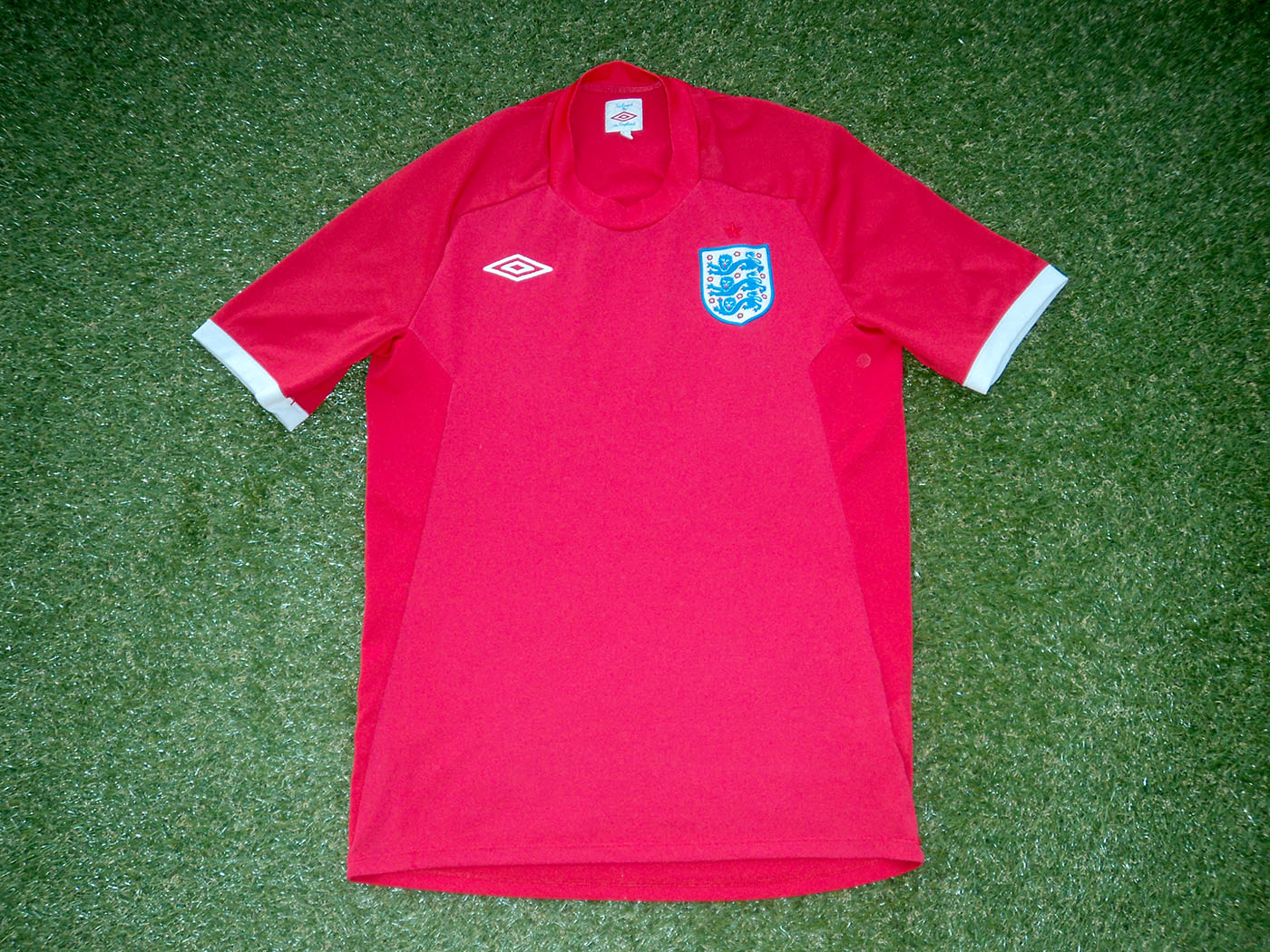 2010-2011 England away shirt - Medium (40")