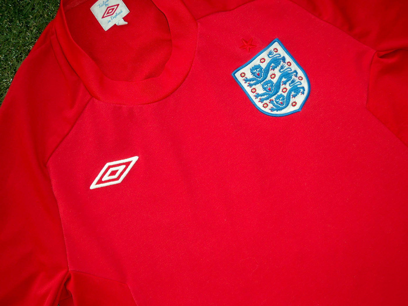 2010-2011 England away shirt - Medium (40")
