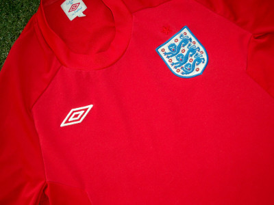 2010-2011 England away shirt - Medium (40")