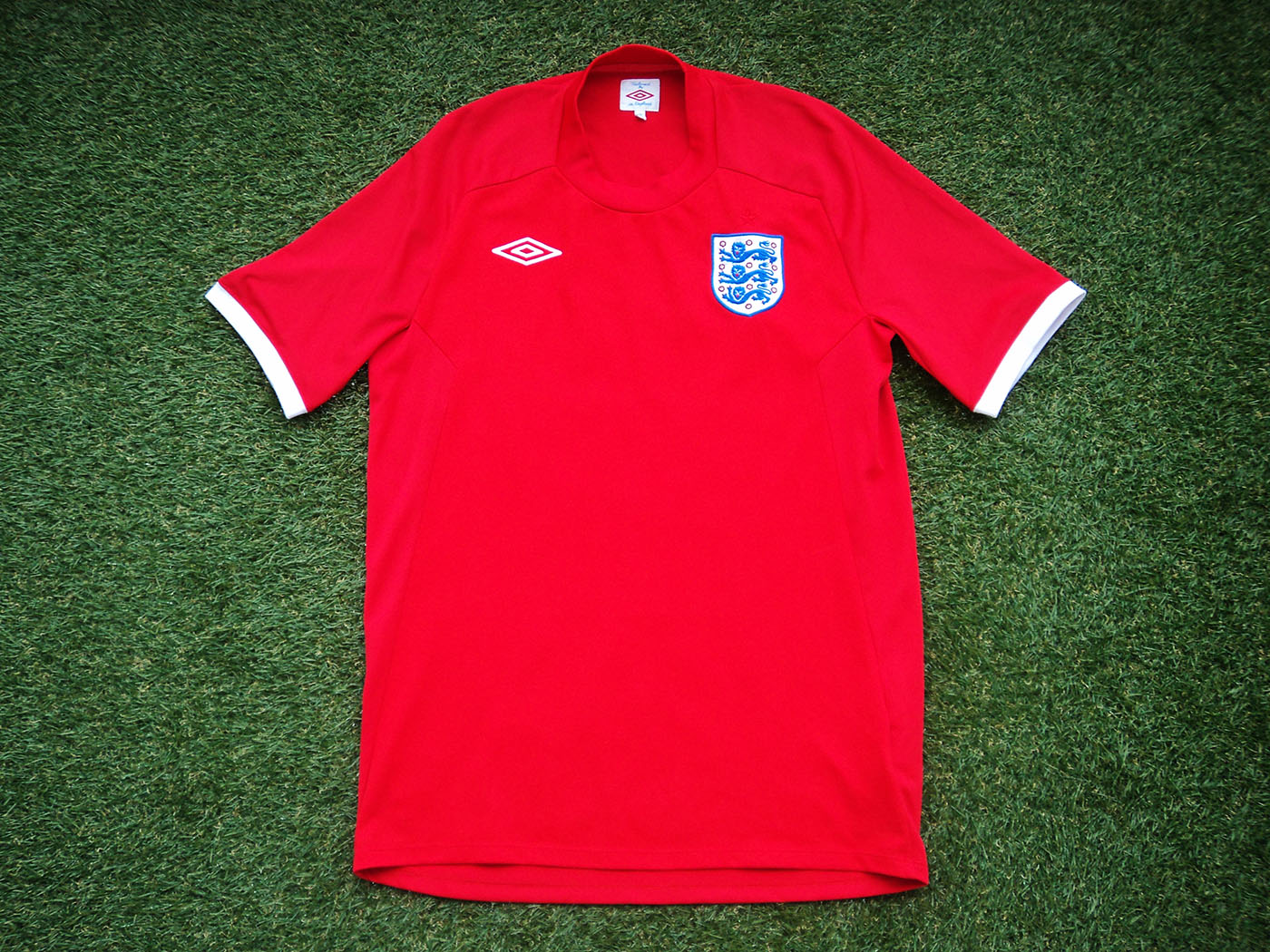 2010-2011 England away shirt - Medium (40") (2)