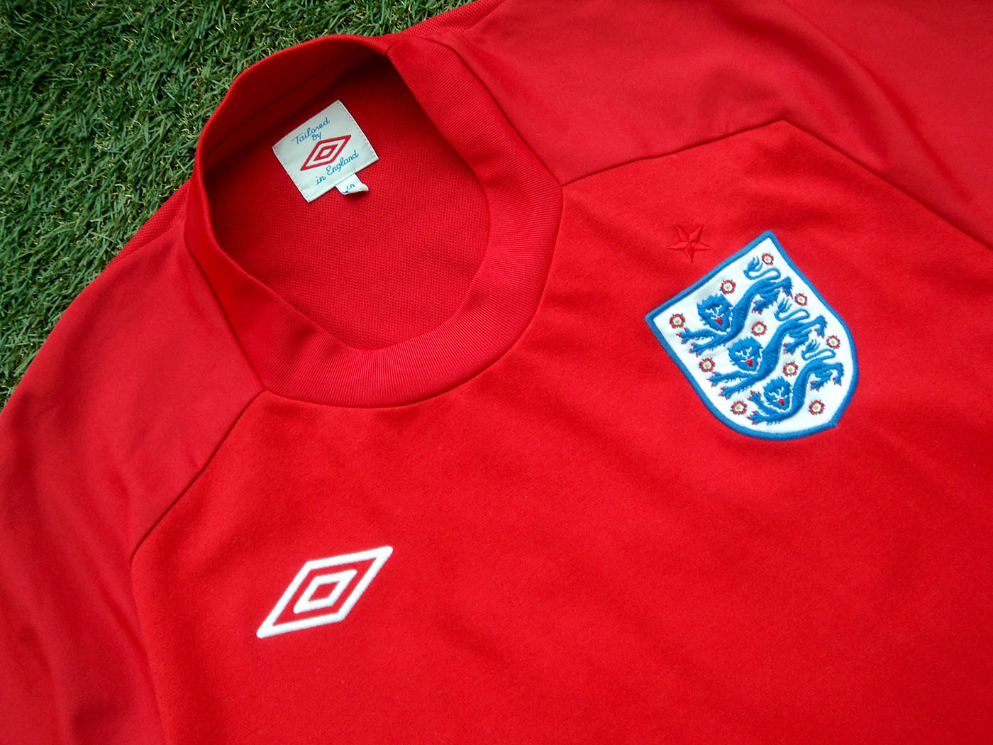 2010-2011 England away shirt - Medium (40") (2)