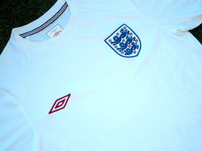 2009-2010 England training shirt - Small (1)