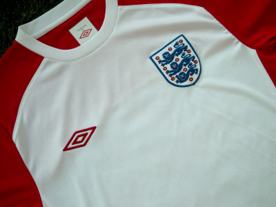 2010-2011 England Training shirt - Medium (2)