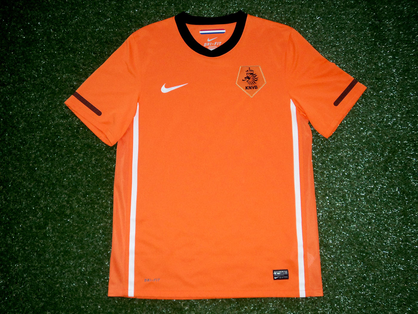 2010-2011 Holland home shirt - Medium