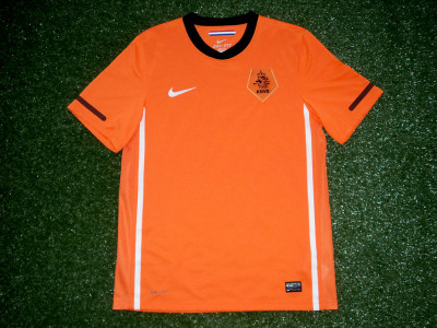 2010-2011 Holland home shirt - Medium