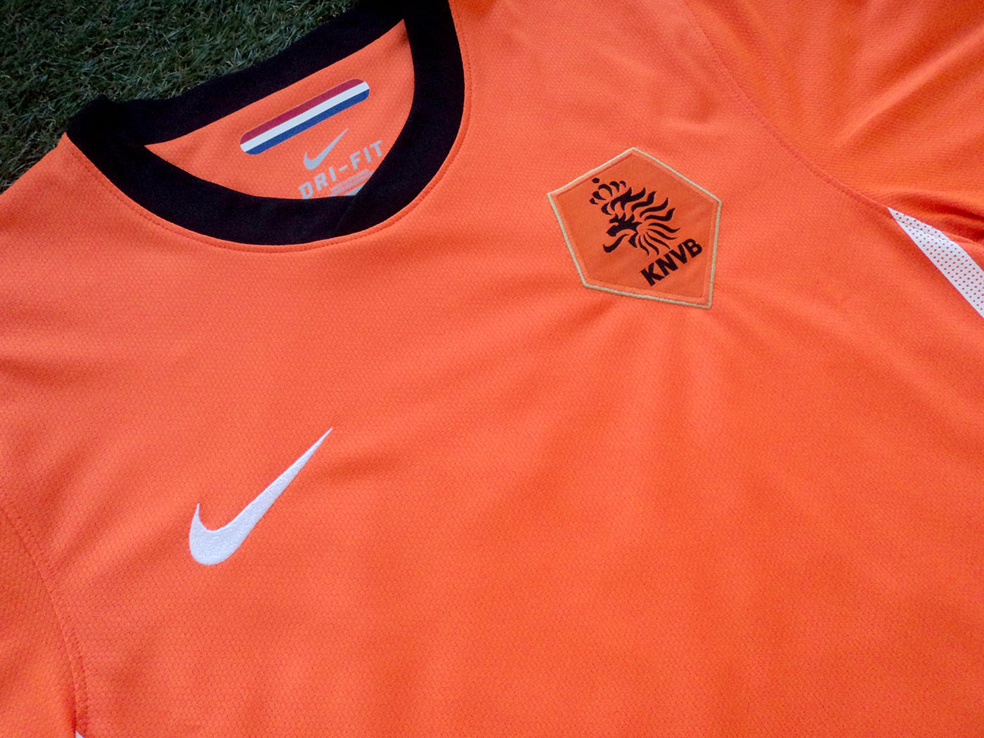 2010-2011 Holland home shirt - Medium