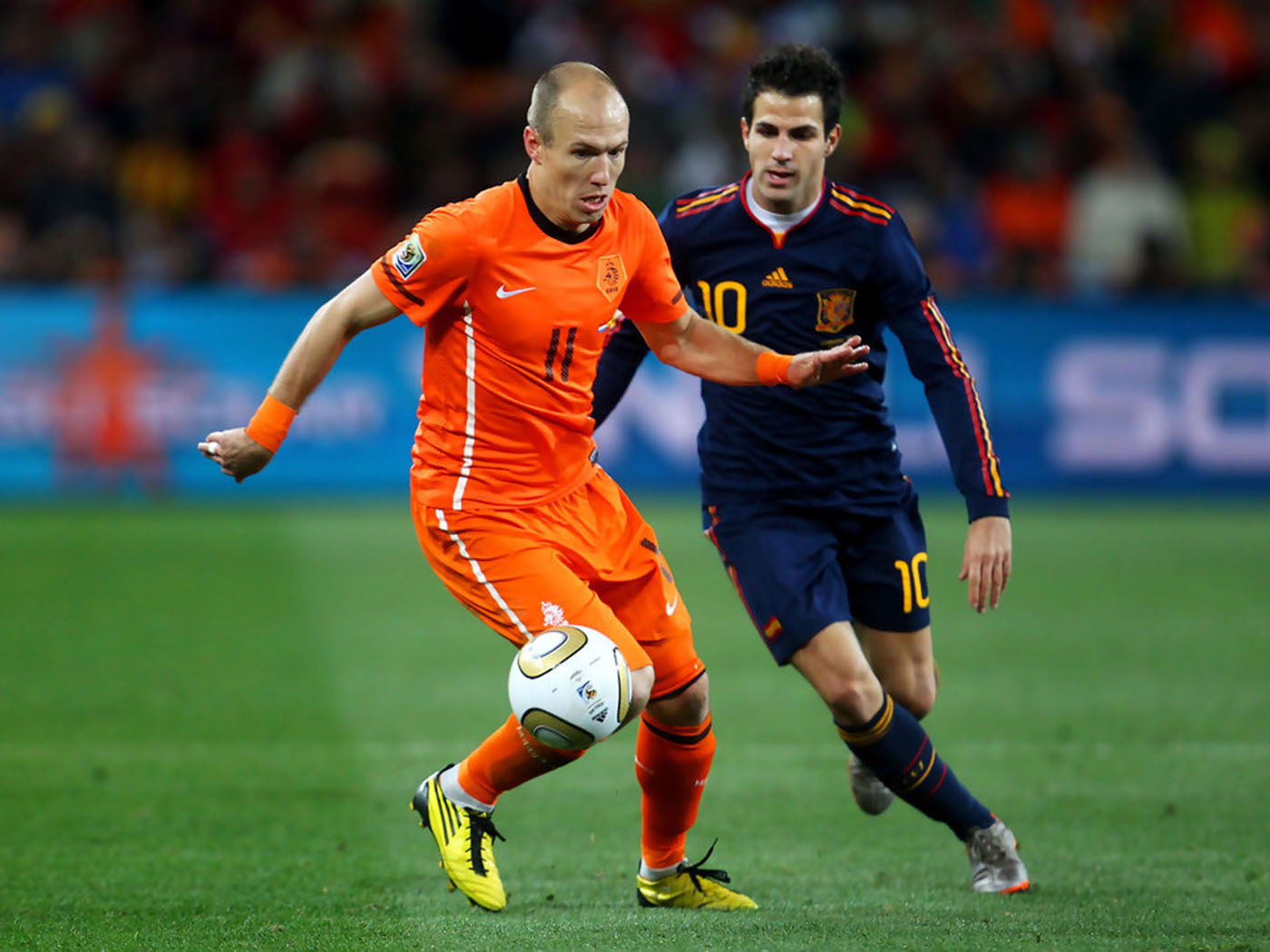 2010-2011 Holland home shirt - Medium