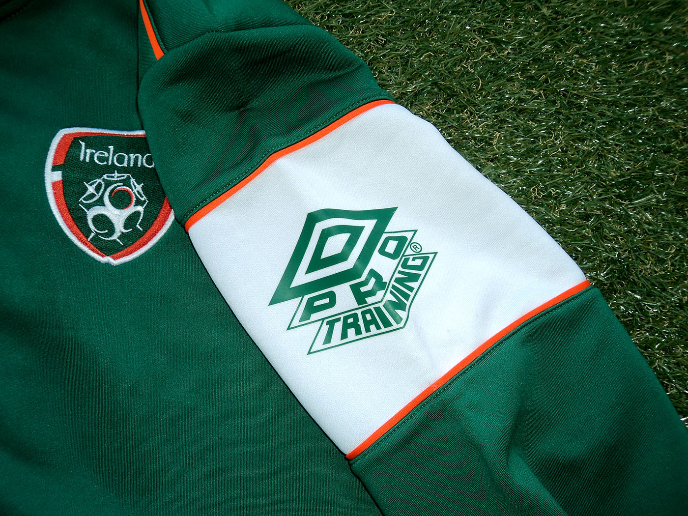 2016-2017 Ireland "90s Pro-training collection" training top - Medium