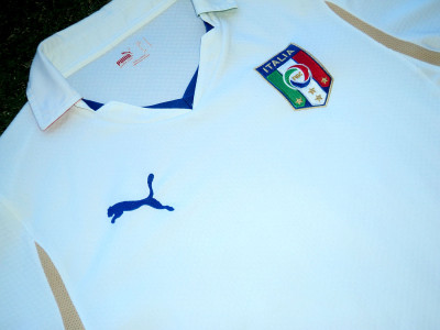 2010-2011 Italy away shirt - Small