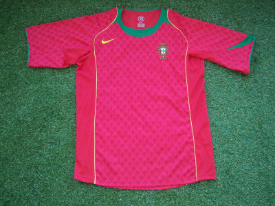 2004-2006 Portugal home shirt - Medium