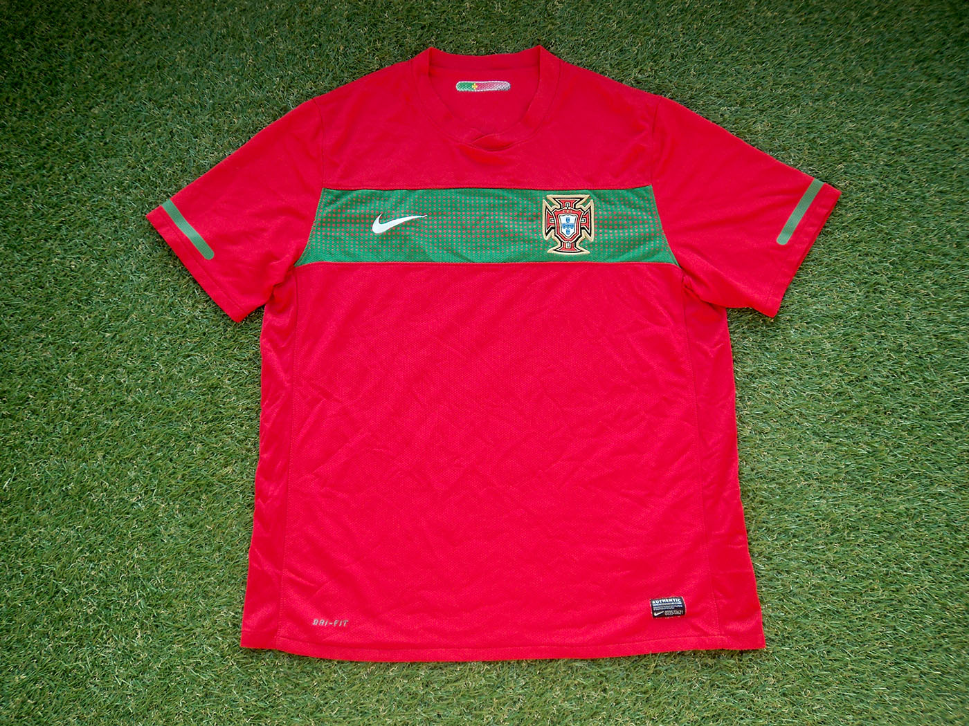 2010-2011 Portugal home shirt - Large
