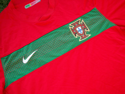 2010-2011 Portugal home shirt - Large