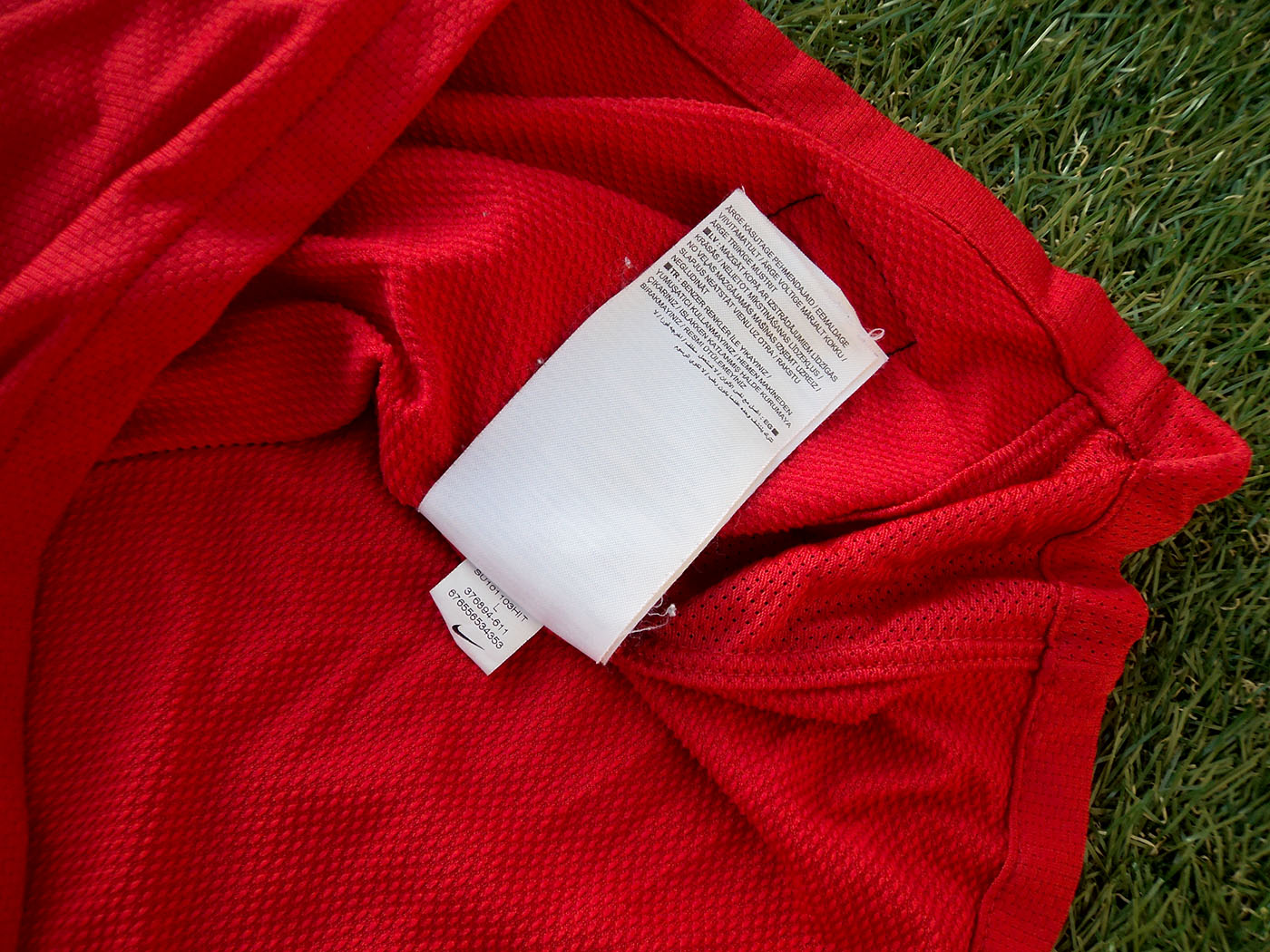 2010-2011 Portugal home shirt - Large