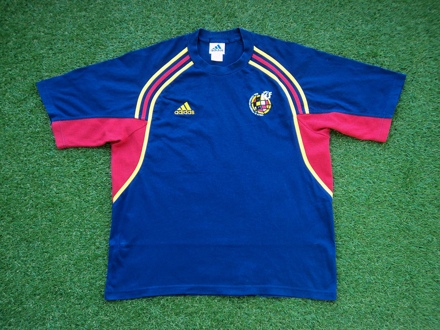 2000-2002 Spain training shirt - Large (44"-46")