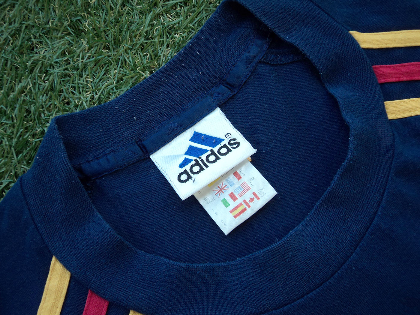 2000-2002 Spain training shirt - Large (44"-46")