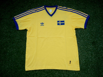 1974 World Cup Sweden Official Adidas Originals Reissued home shirt (2005) - Medium