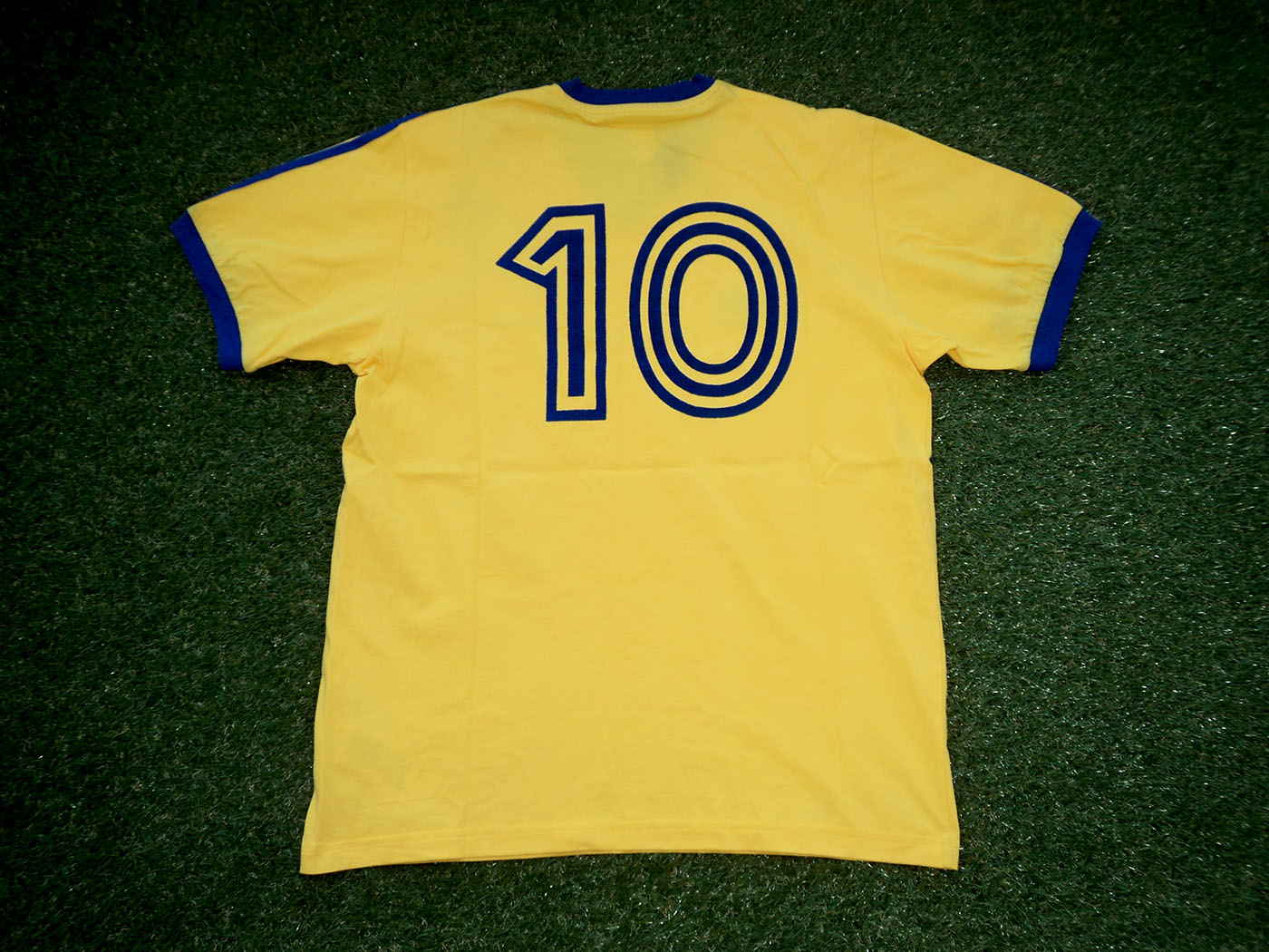 1974 Μουντιάλ Σουηδία Adidas Originals Επανέκδοση εντός έδρας φανέλα (2005) - Medium