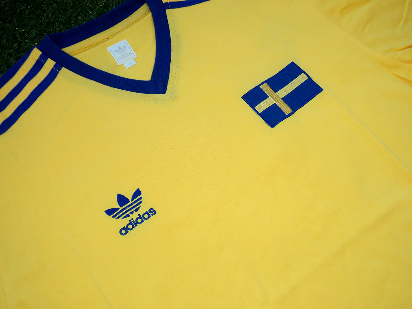 1974 Μουντιάλ Σουηδία Adidas Originals Επανέκδοση εντός έδρας φανέλα (2005) - Medium