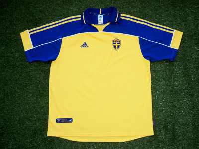 2000-2002 Sweden home shirt - XLarge