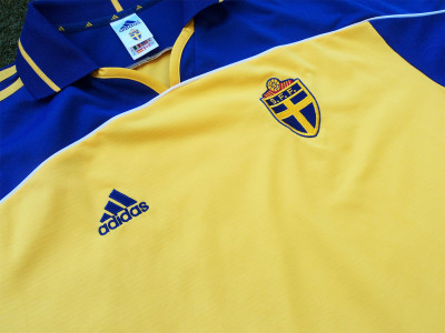 2000-2002 Sweden home shirt - XLarge