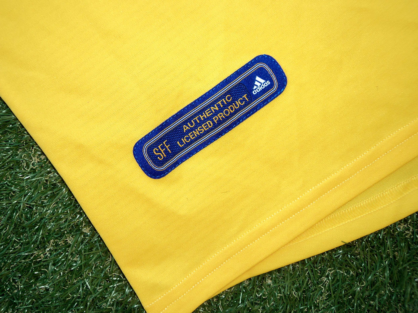 2000-2002 Sweden home shirt - XLarge (2)