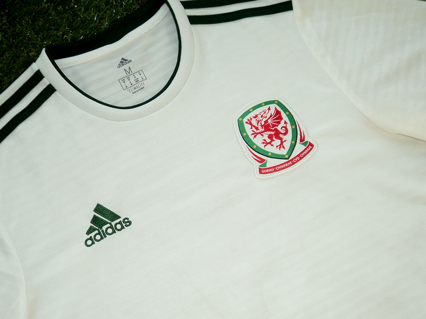 2018-2019 Wales away shirt - Medium