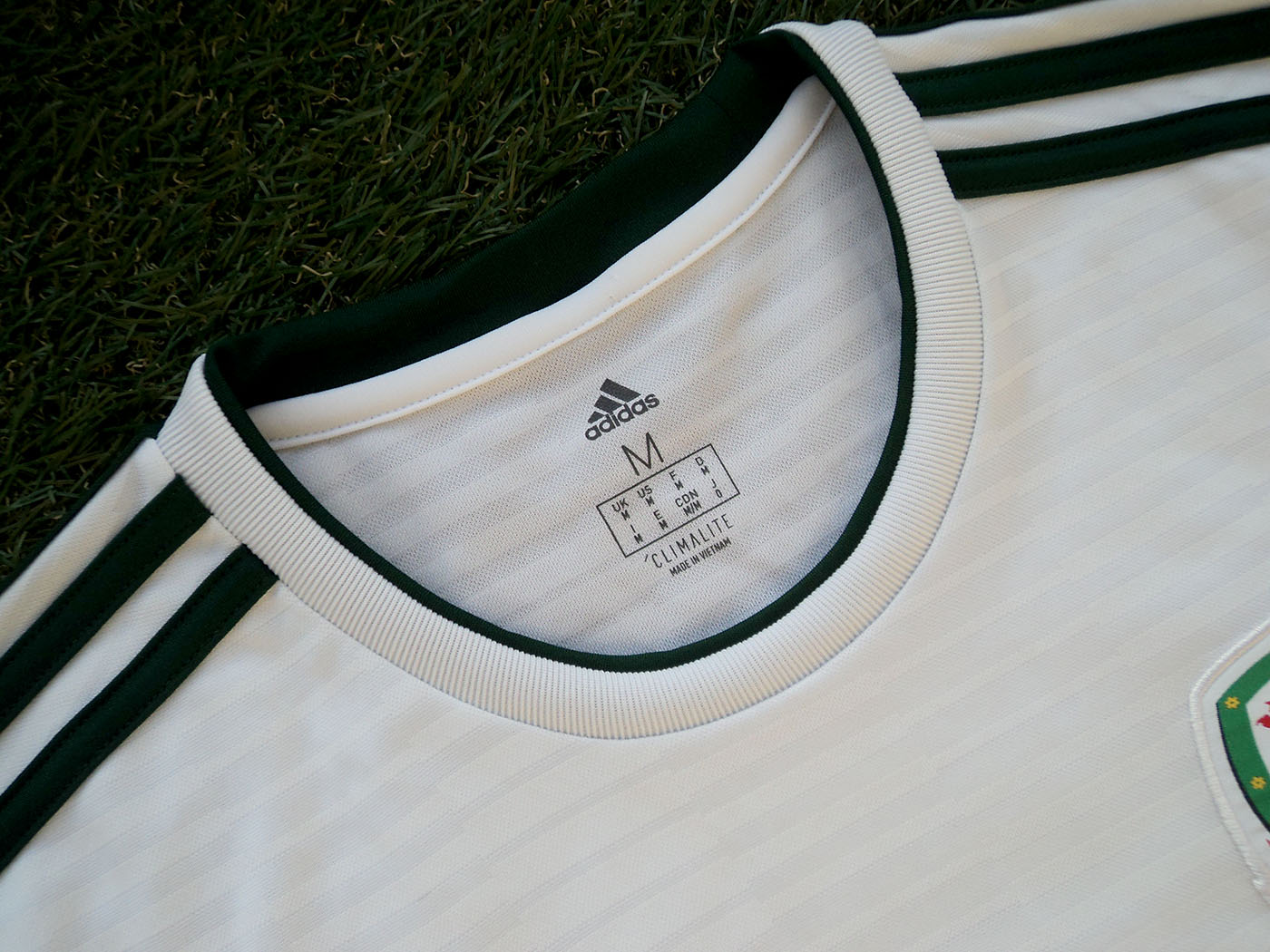 2018-2019 Wales away shirt - Medium