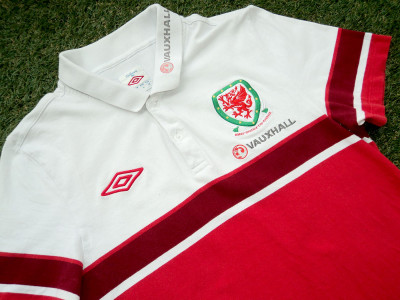 2011-2012 Wales polo shirt - Medium (Slim/tight fit)