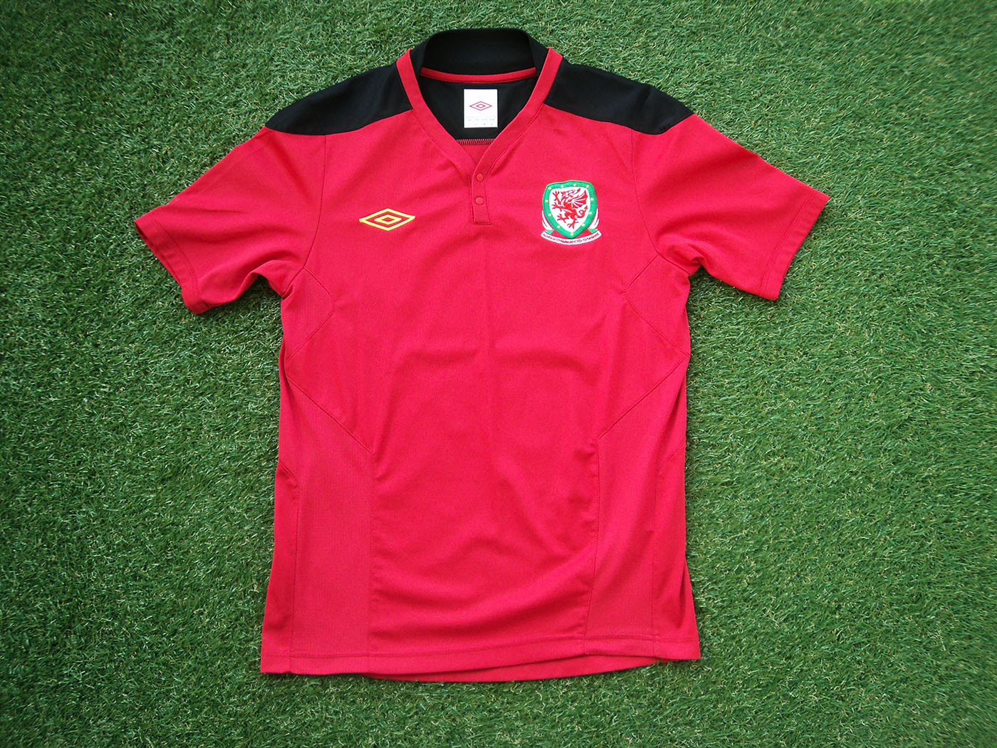 2011-2012 Wales training shirt - Small
