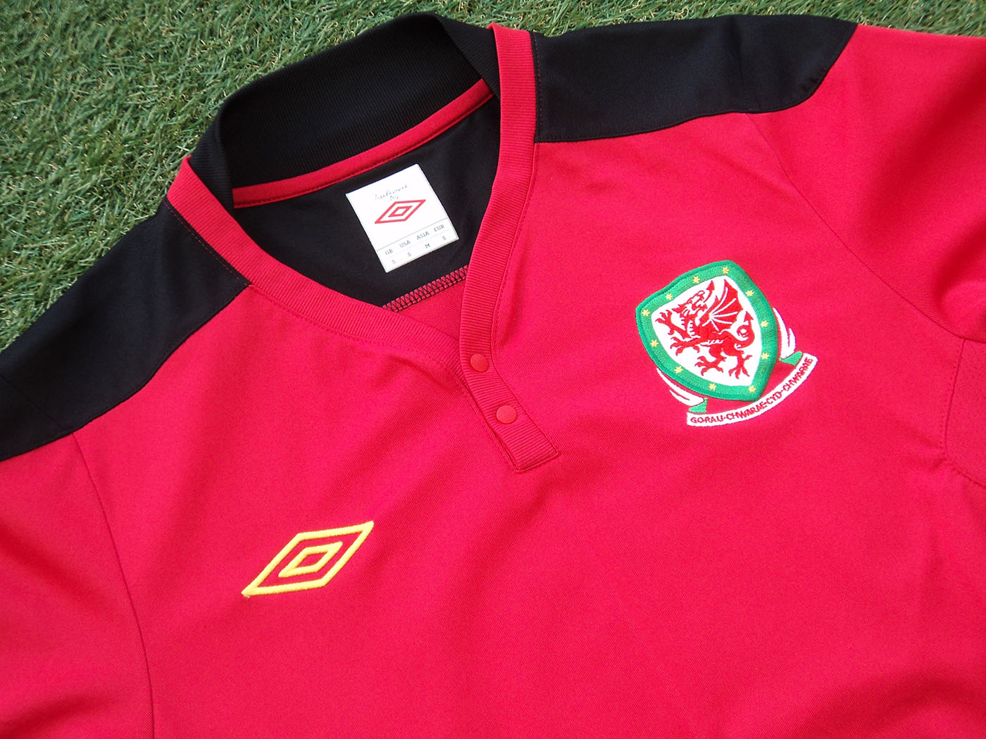 2011-2012 Wales training shirt - Small